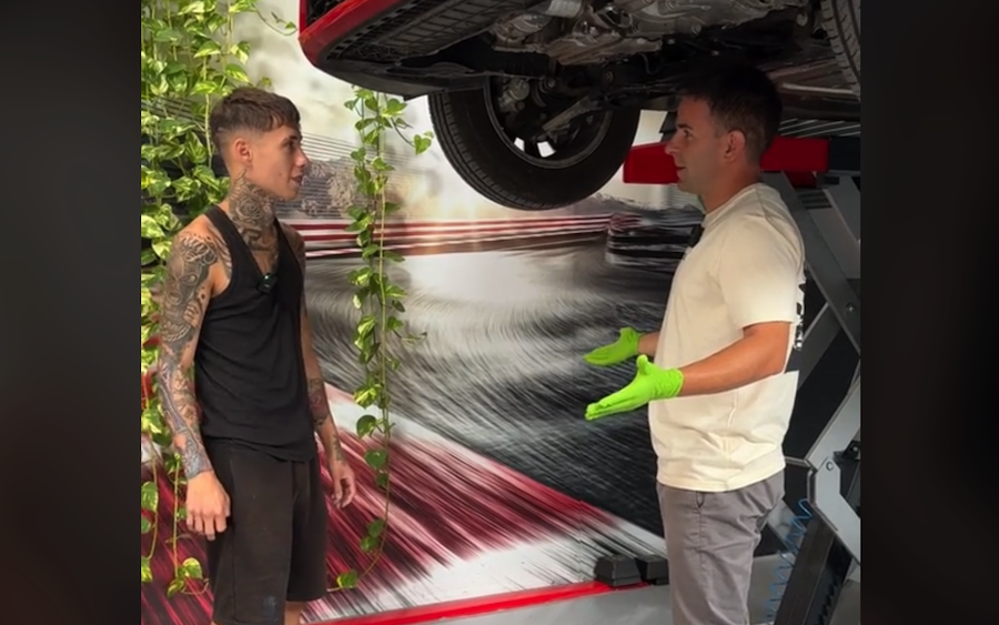 Nano, con el mecánico que inspecciona el coche que le regalaron.