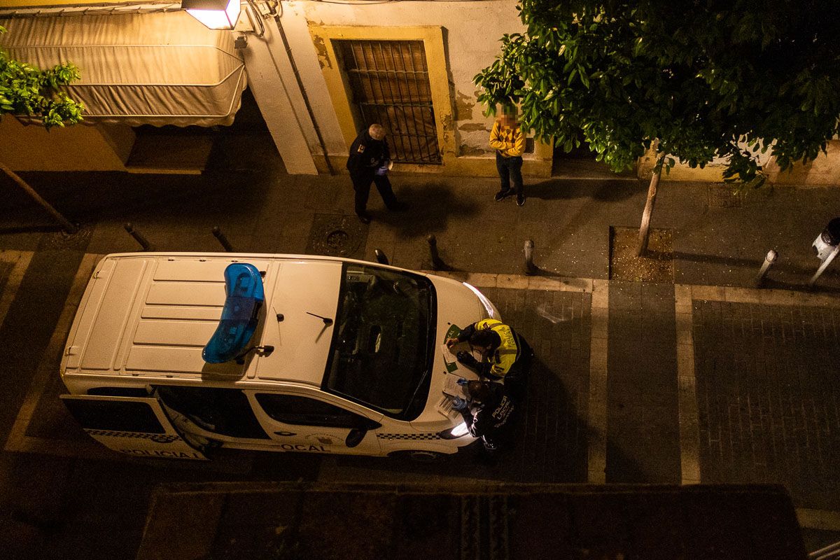 La Policía Local denuncia a un individuo por no cumplir con el estado de alarma en Jerez, este pasado jueves. FOTO: MANU GARCÍA