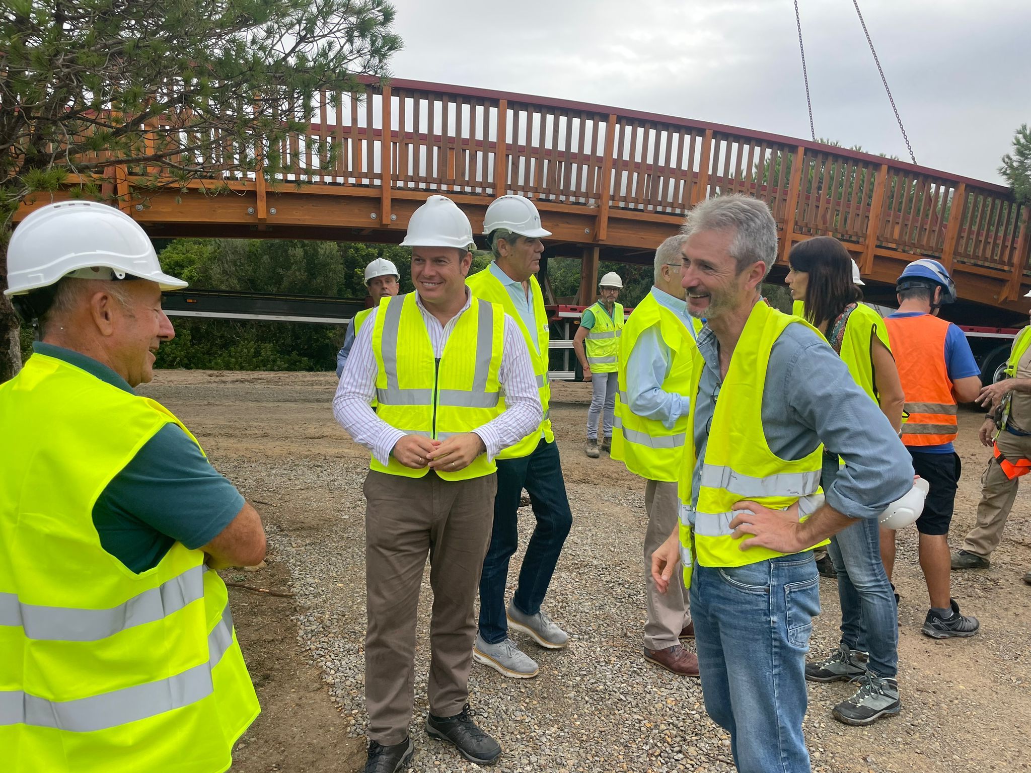 Instalada una pasarela sobre el arroyo del Conejo, en Bolonia, para conectar la Ruta Eurovelo con Tarifa. En la imagen, el delegado y técnicos ante el puente. 