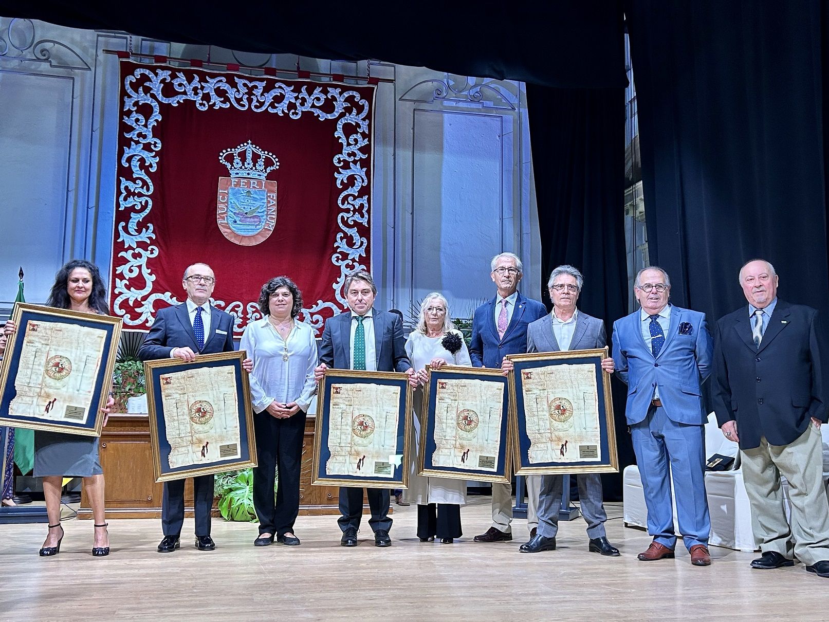 La alcaldesa y los galardonados en el acto del Día de la Ciudad.