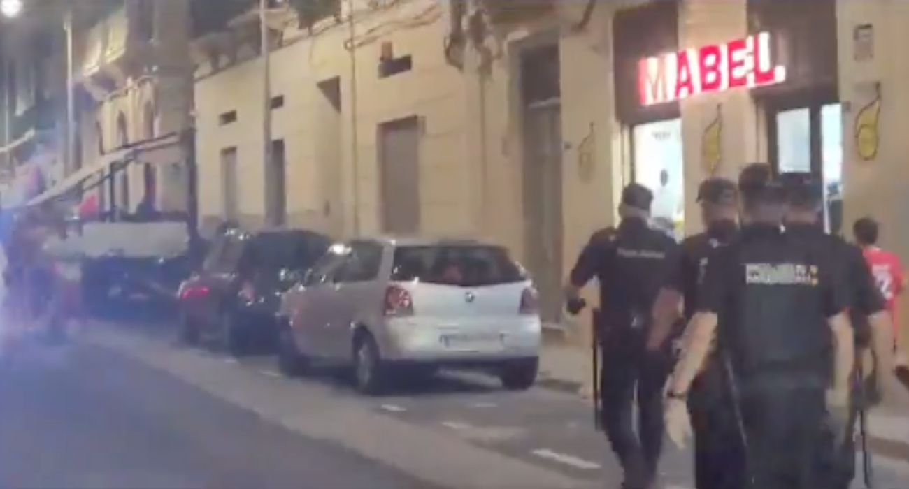 Varios agentes de la Policía Nacional se dirigen a la concentración a las puertas de una sinagoga en Melilla.