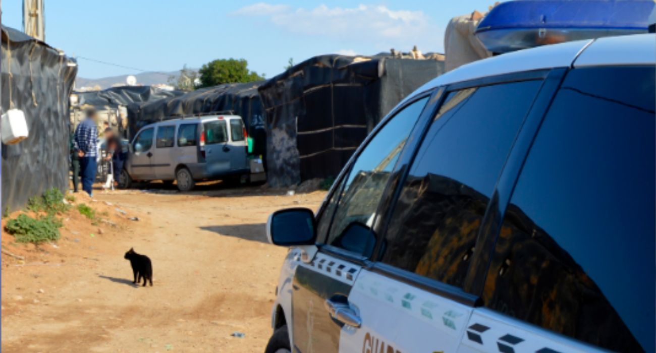 La Guardia Civil ha detenido a tres personas y a los padres de la menor.