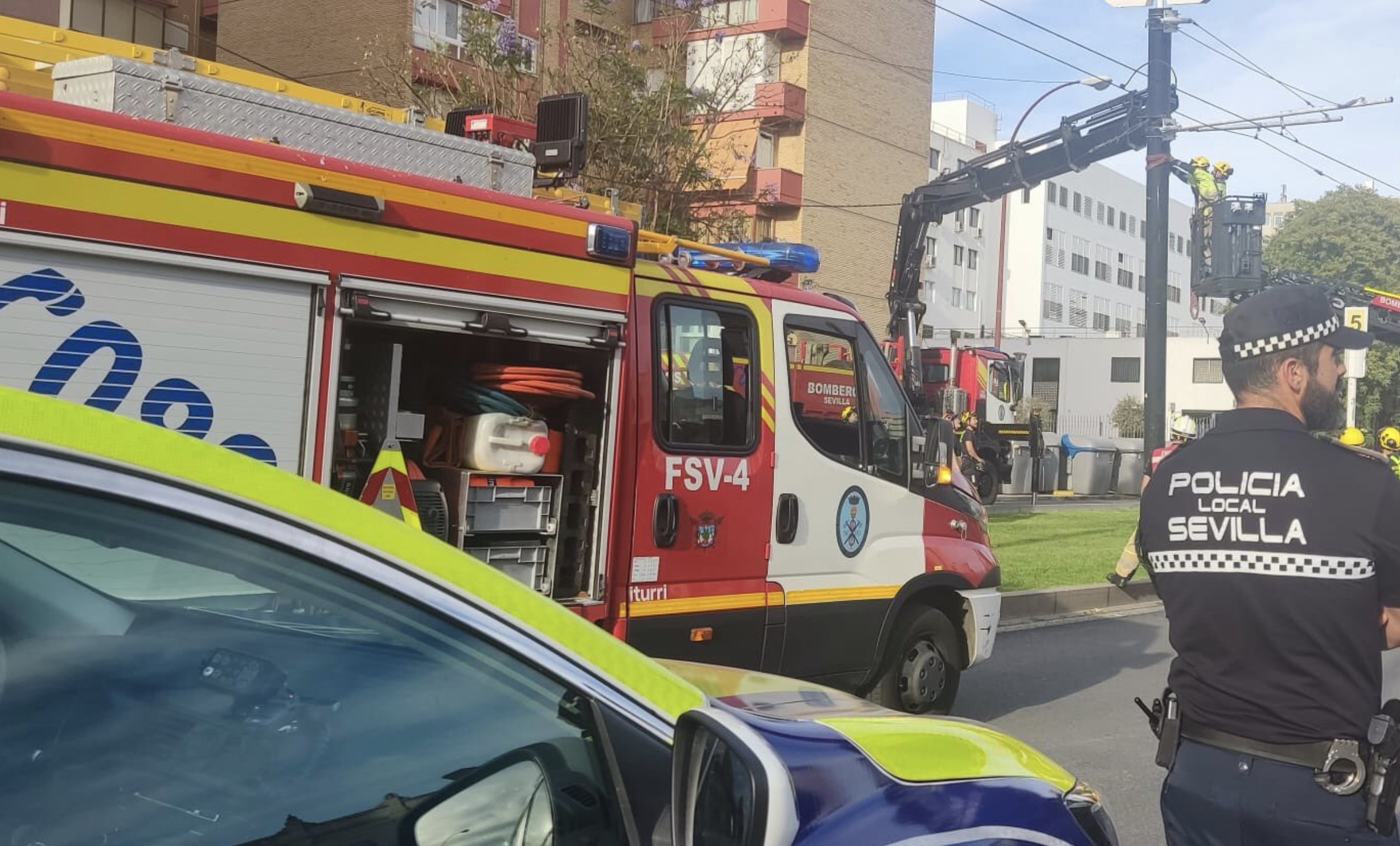 Un lavavajillas causa un incendio en Sevilla que deja cuatro afectados, entre ellos un bebé.