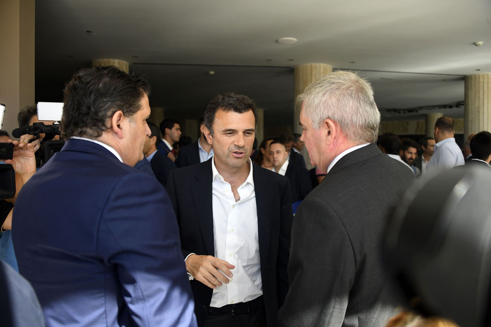 Rafael Contreras y Manuel Vizcaíno, del Cádiz Club de Fútbol, conversan con el alcalde Bruno García tras la presentación de Sportech.