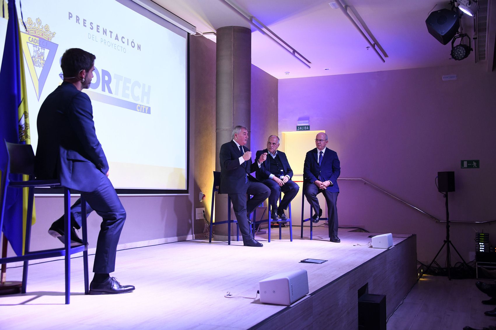 El presentador, José Yélamo, observa a Vizcaíno, Tebas y Sánchez Rojas.