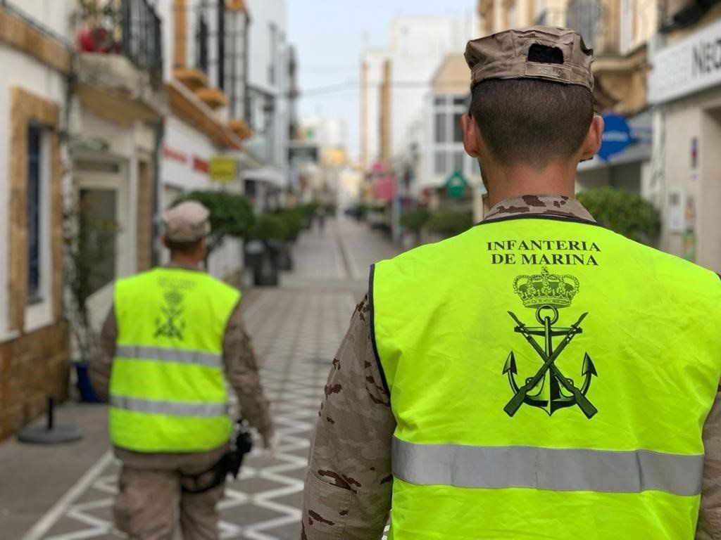 Infantes de Marina patrullando por las calles de un municipio de la provincia de Cádiz. FOTO: ARMADA