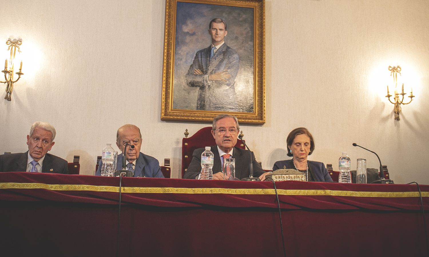 Mesa presidencial del acto del 75 aniversario con el presidente, presidente de honor, secretario y la académica Borrego Plá.
