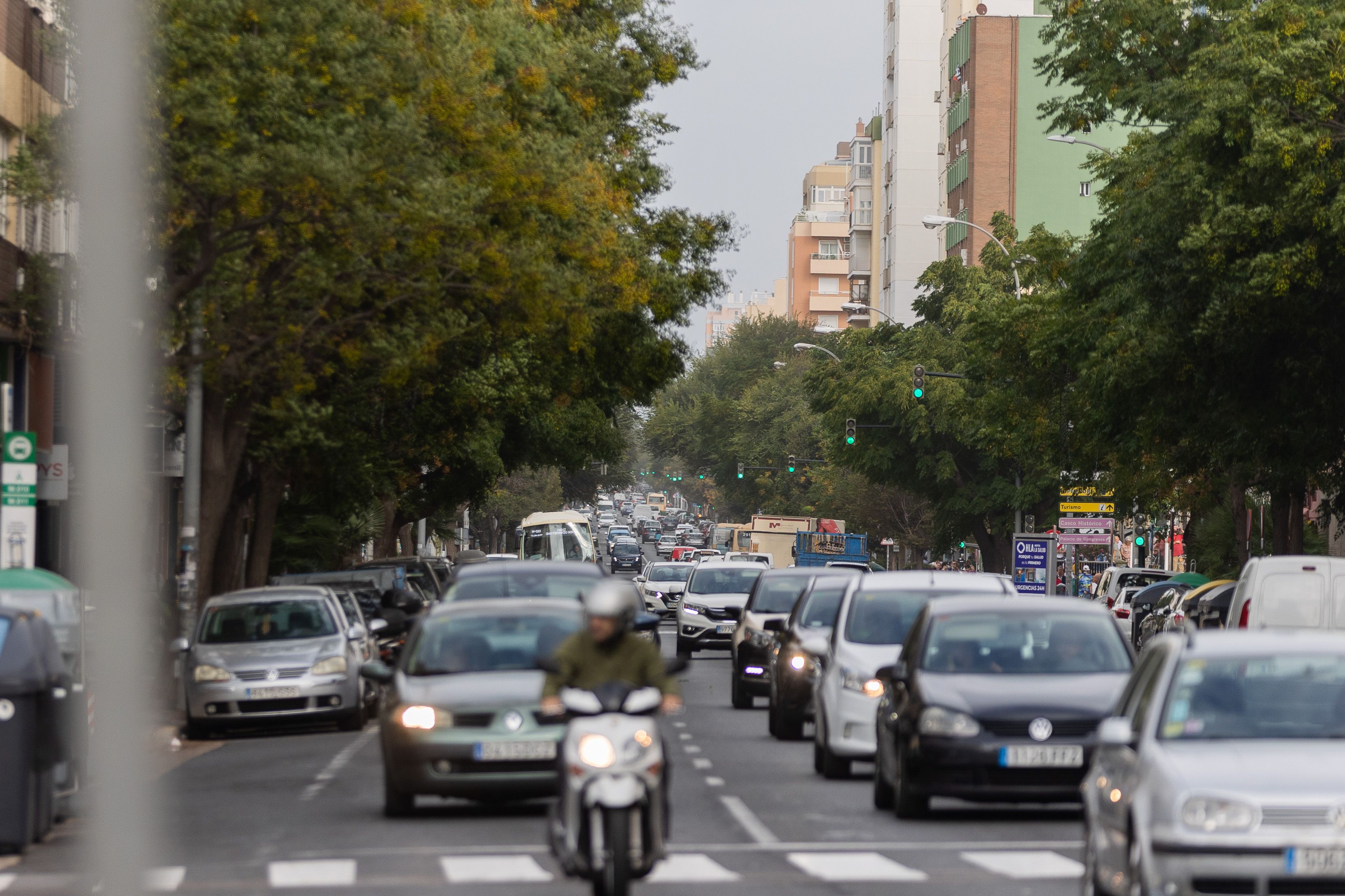 Imagen del tráfico en una avenida de Cádiz.
