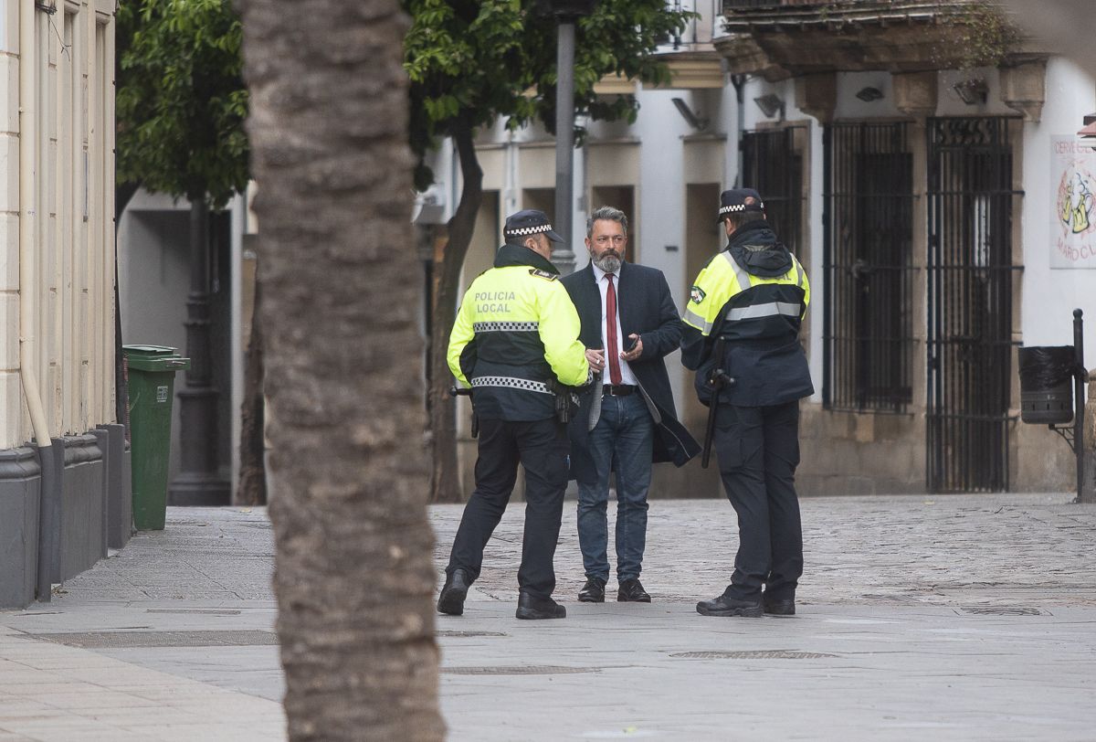 Dos agentes de Policía Local, en el centro de Jerez esta semana junto al delegado de Seguridad, Rubén Pérez. FOTO: JUAN CARLOS TORO