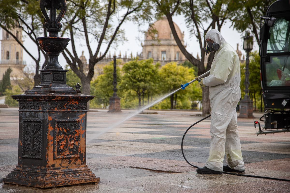 Operarios de UTE desinfectan mobiliario urbano,  centros públicos en Jerez. FOTO: JUAN CARLOS TORO