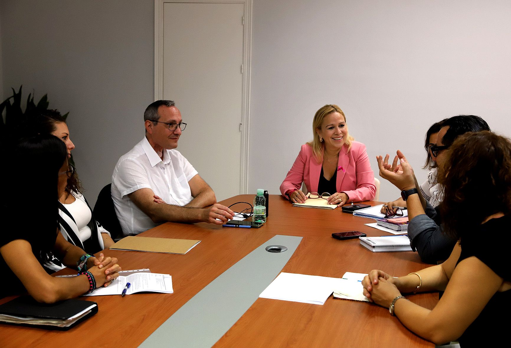 El proyecto de Puerta Única agilizará la atención a las personas sin hogar en Jerez. En la imagen, reunión de la Red de Integración Social presidida por la delegada.