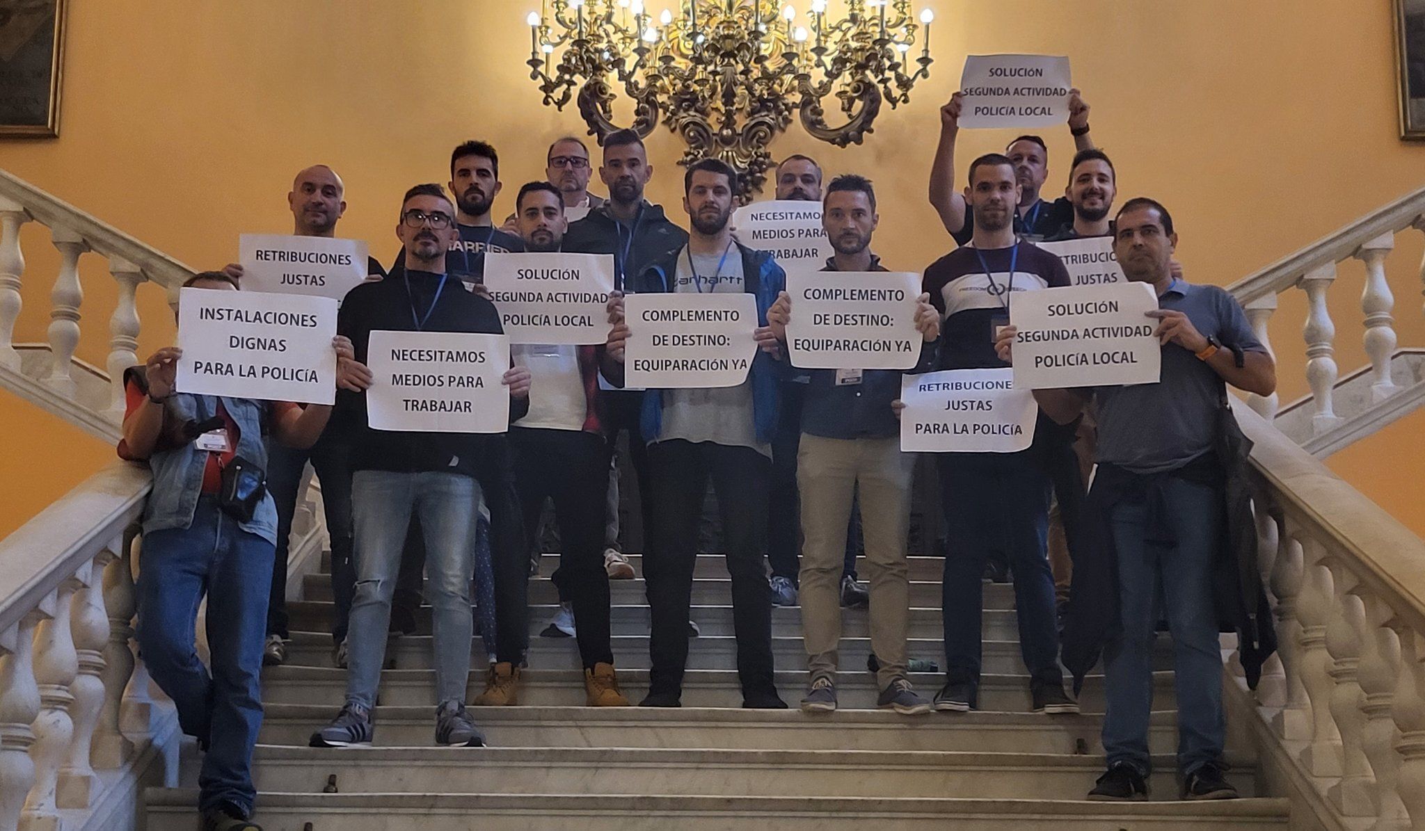 Policías locales en el Ayuntamiento, que han sido desalojados del pleno.