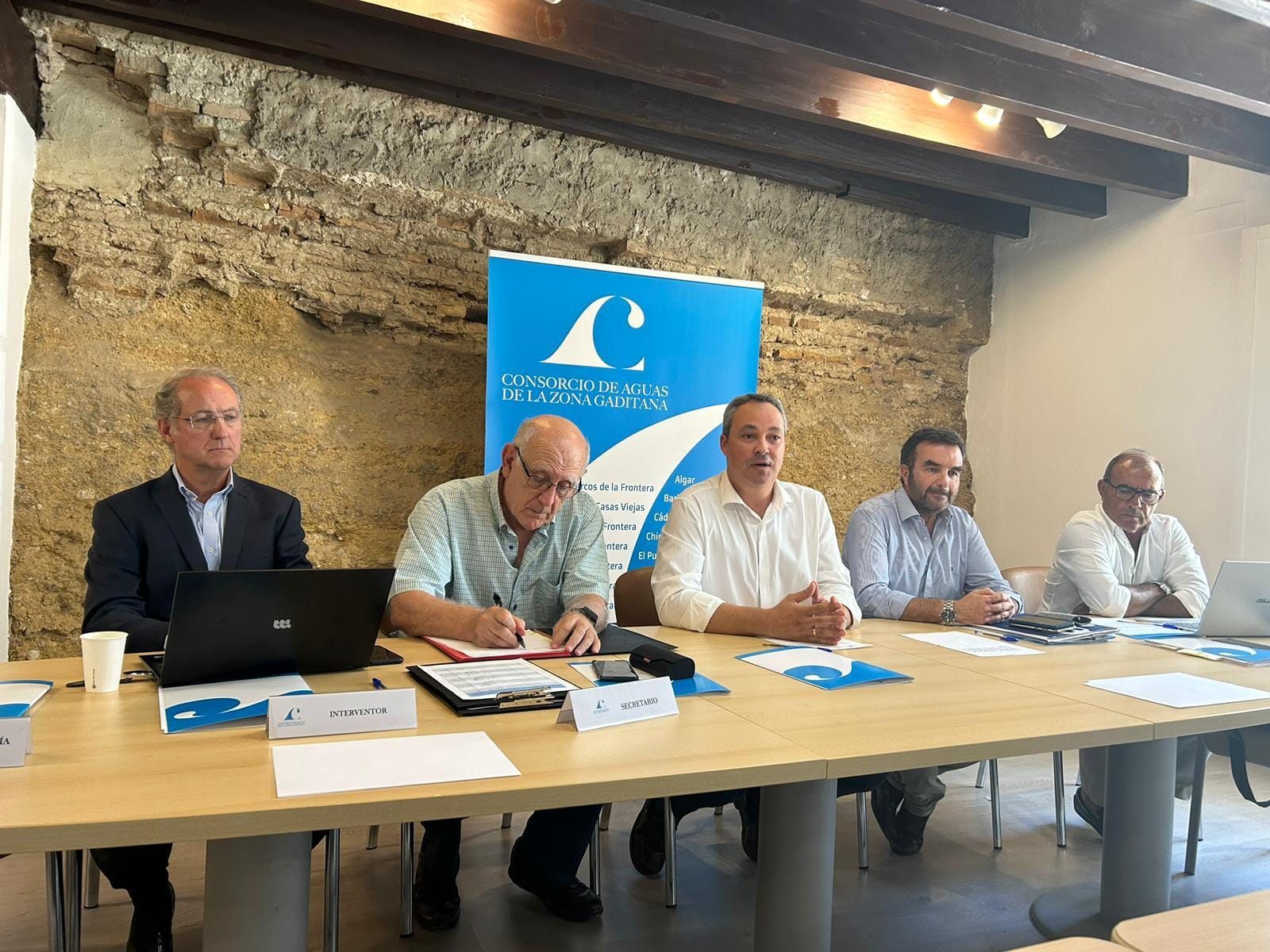 En el centro de la imagen, Andrés Díaz, presidente del Consorcio de Aguas de la Zona Gaditana, en una imagen de archivo.