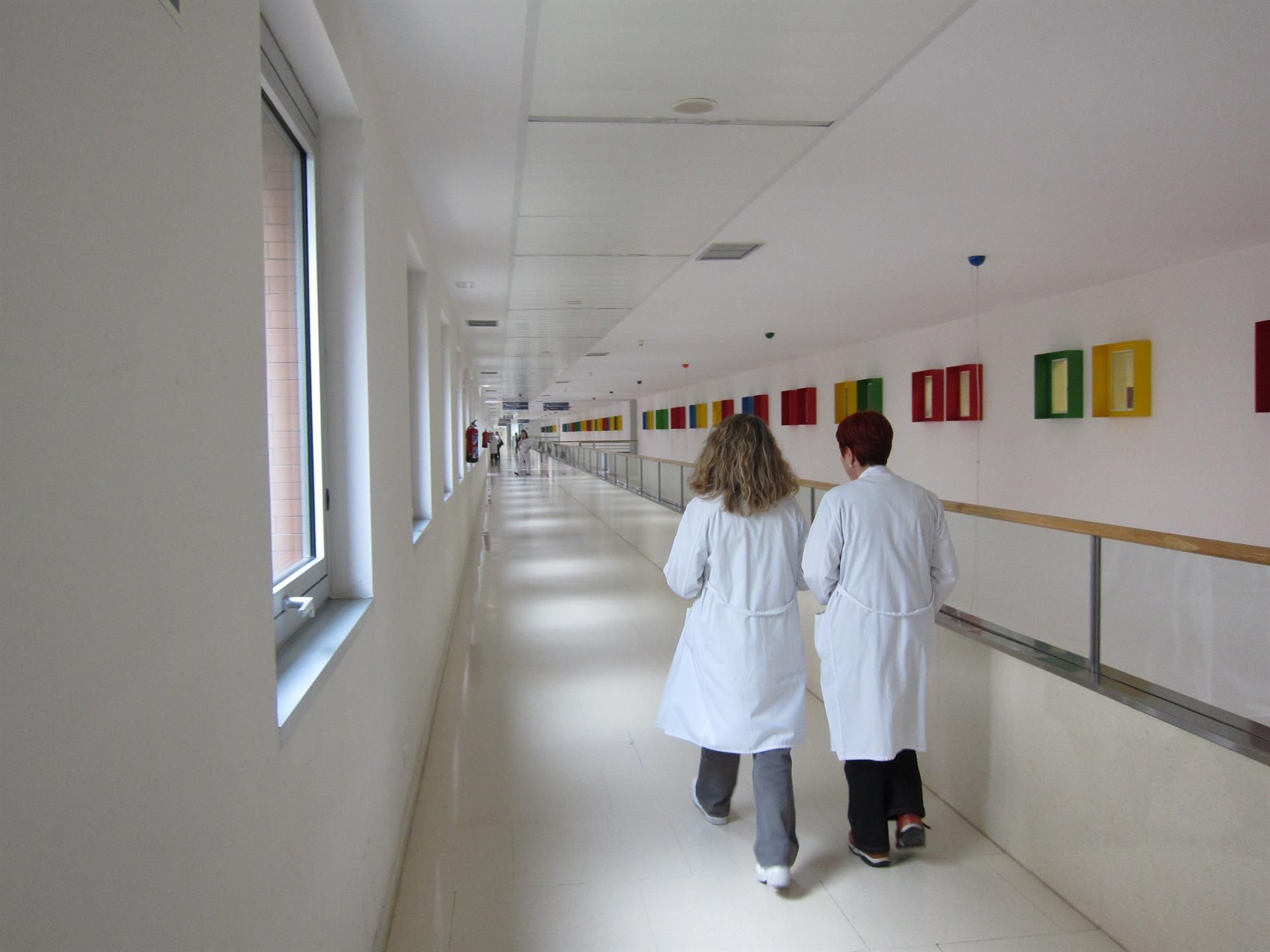 Dos profesionales de la Medicina, en un hospital andaluz, en una imagen de archivo.