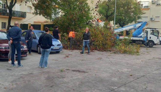 Vecinos de La Constancia, viendo los efectos del paso del temporal. 
