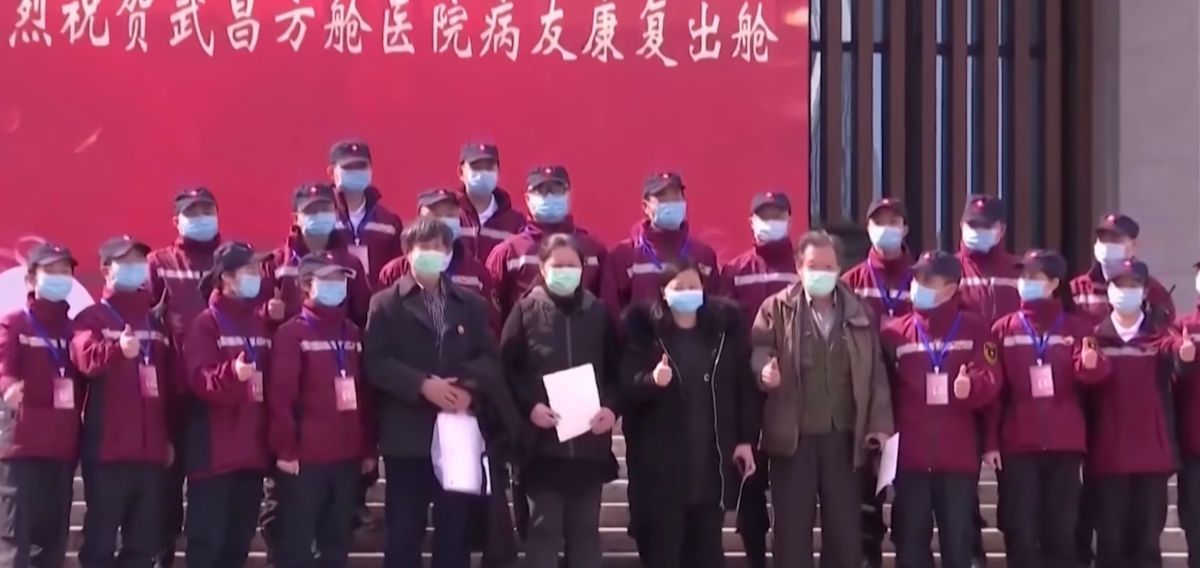 Una celebración por un cierre de hospital temporal en Wuhan.