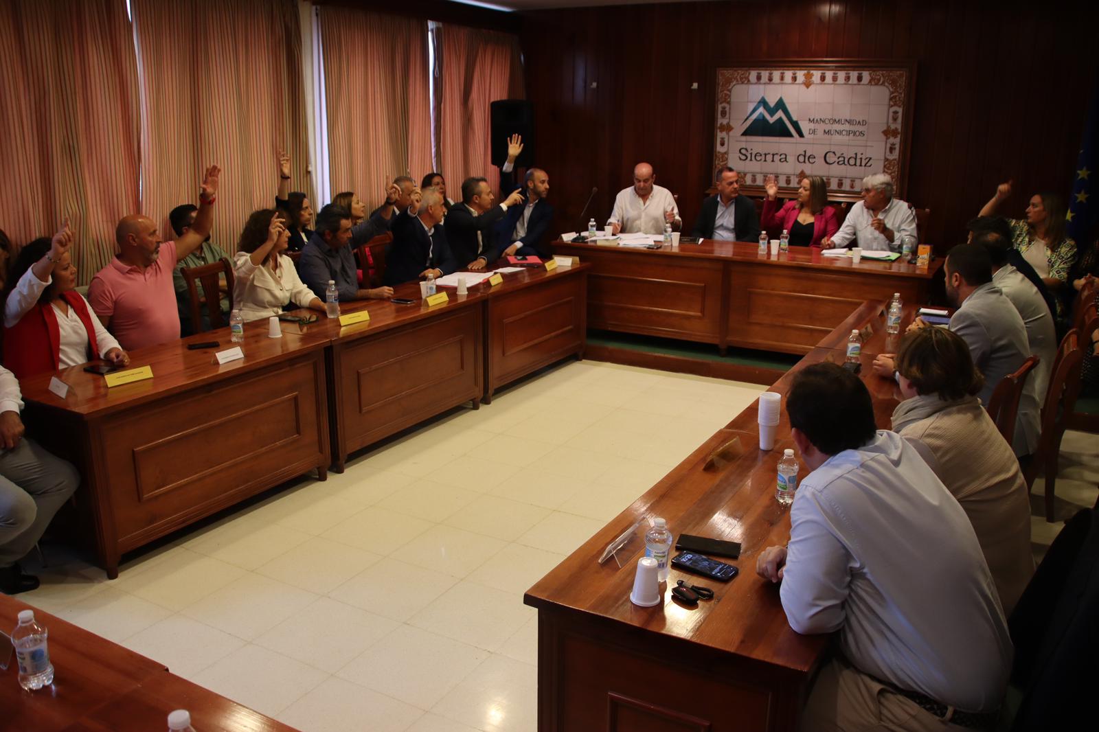 Un momento del desarrollo del pleno de la Mancomunidad de la Sierra.