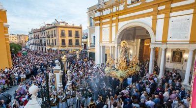 Dos procesiones de Gloria ese fin de semana en Sevilla. En la imagen, salida del Rosario de la Macarena. 
