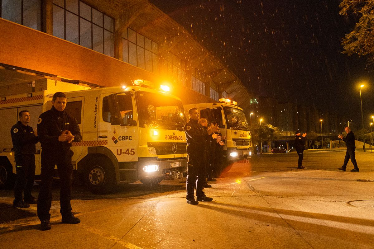 Bomberos en Jerez aplauden a los sanitarios, esta pasada semana. FOTO: MANU GARCÍA