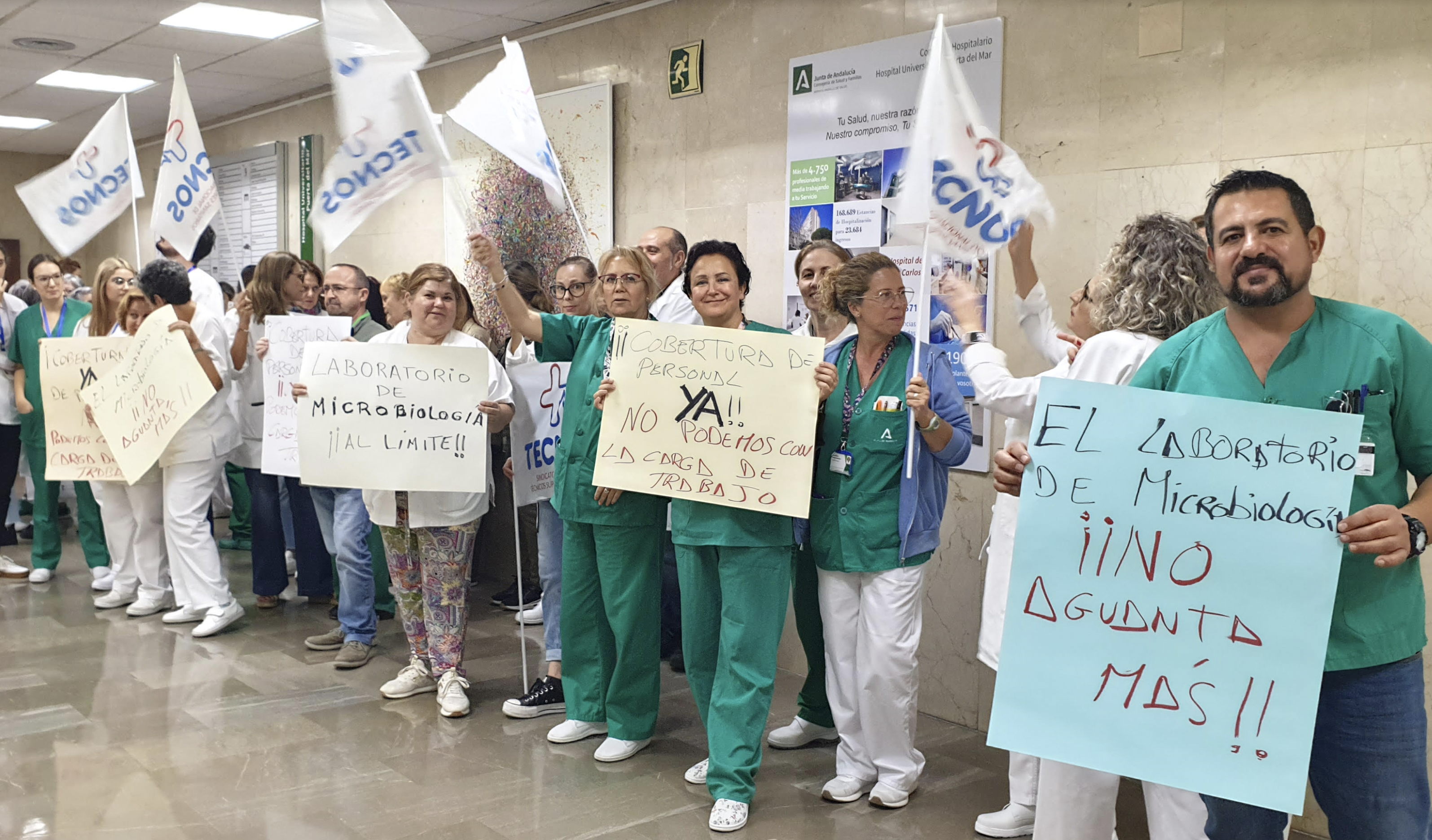 Los técnicos superiores sanitarios se concentran en el hospital Puerta del Mar de Cádiz.