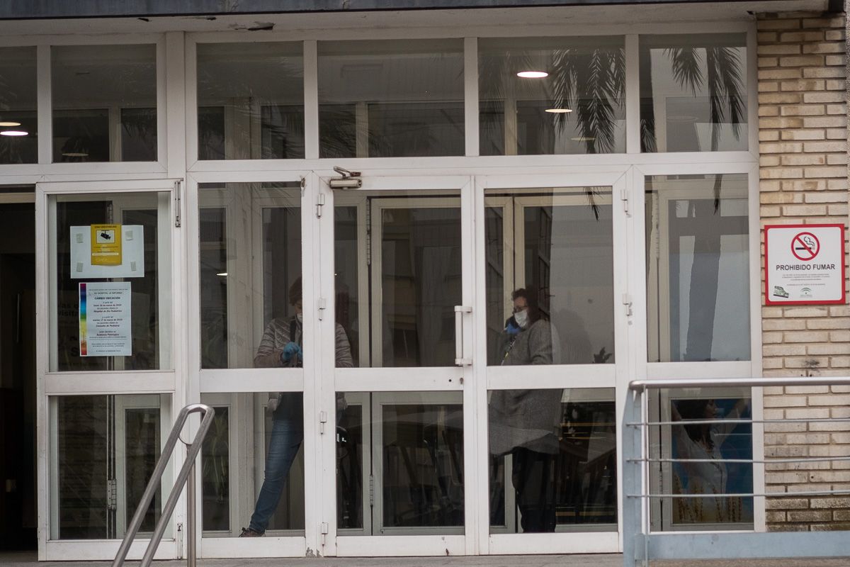 Entrada al Hospital de Jerez, durante la pandemia. FOTO: MANU GARCÍA