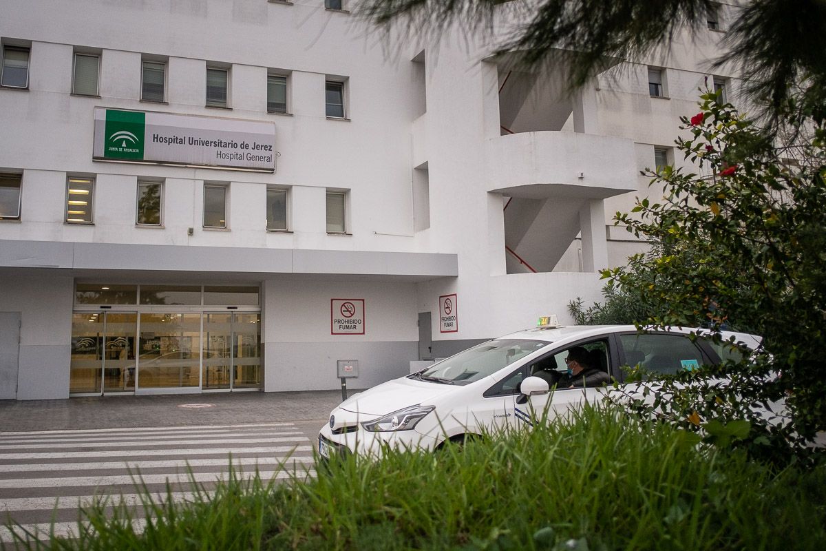 Entrada al Hospital de Jerez, en una imagen reciente. FOTO: MANU GARCÍA