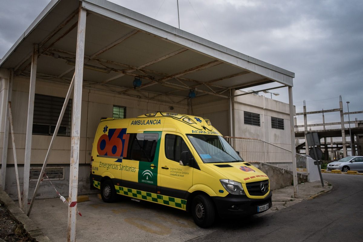 Una ambulancia en el Hospital de Jerez. FOTO: MANU GARCÍA