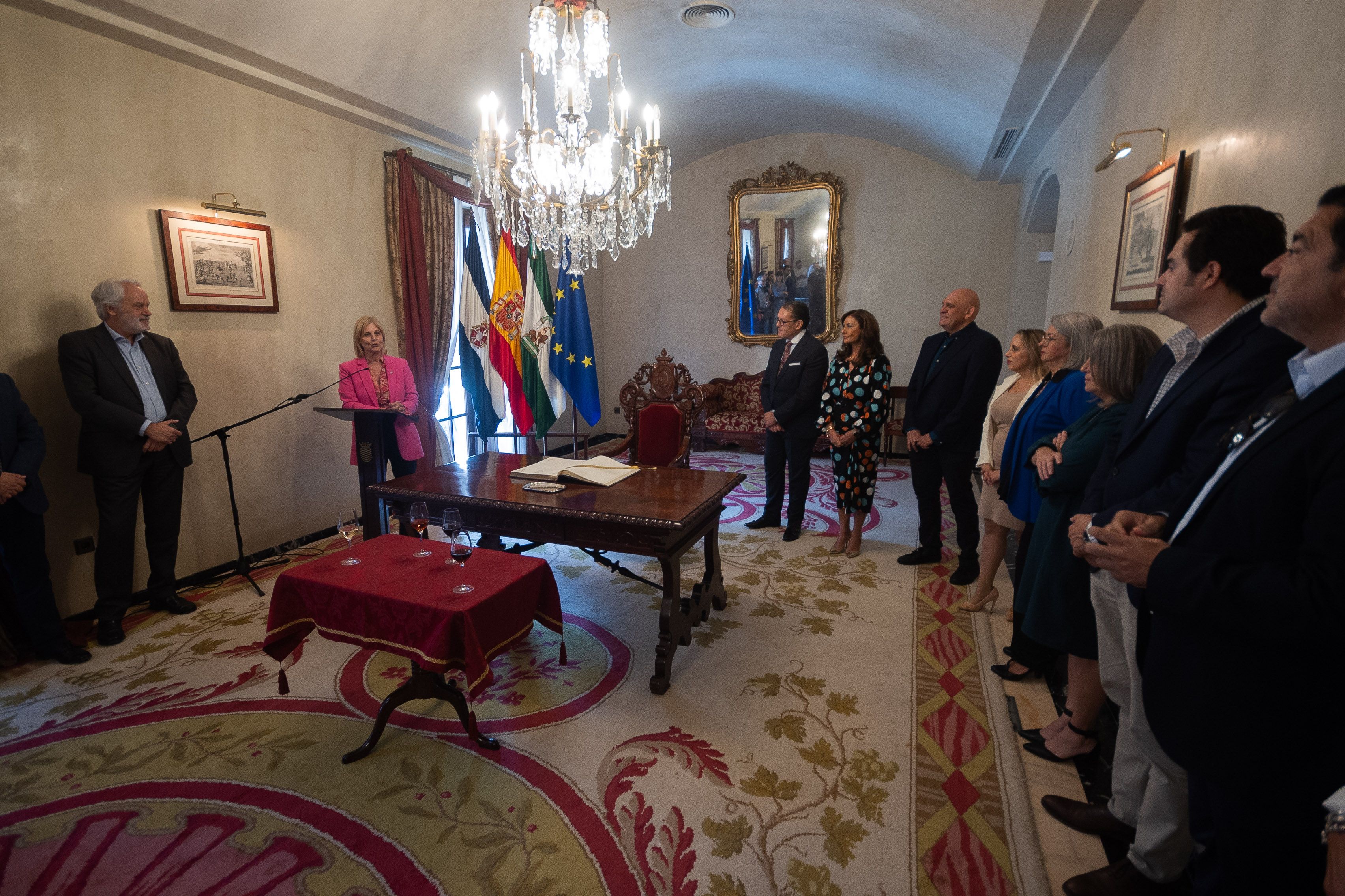 La alcaldesa durante su intervención en la recepción oficial.     MANU GARCÍA