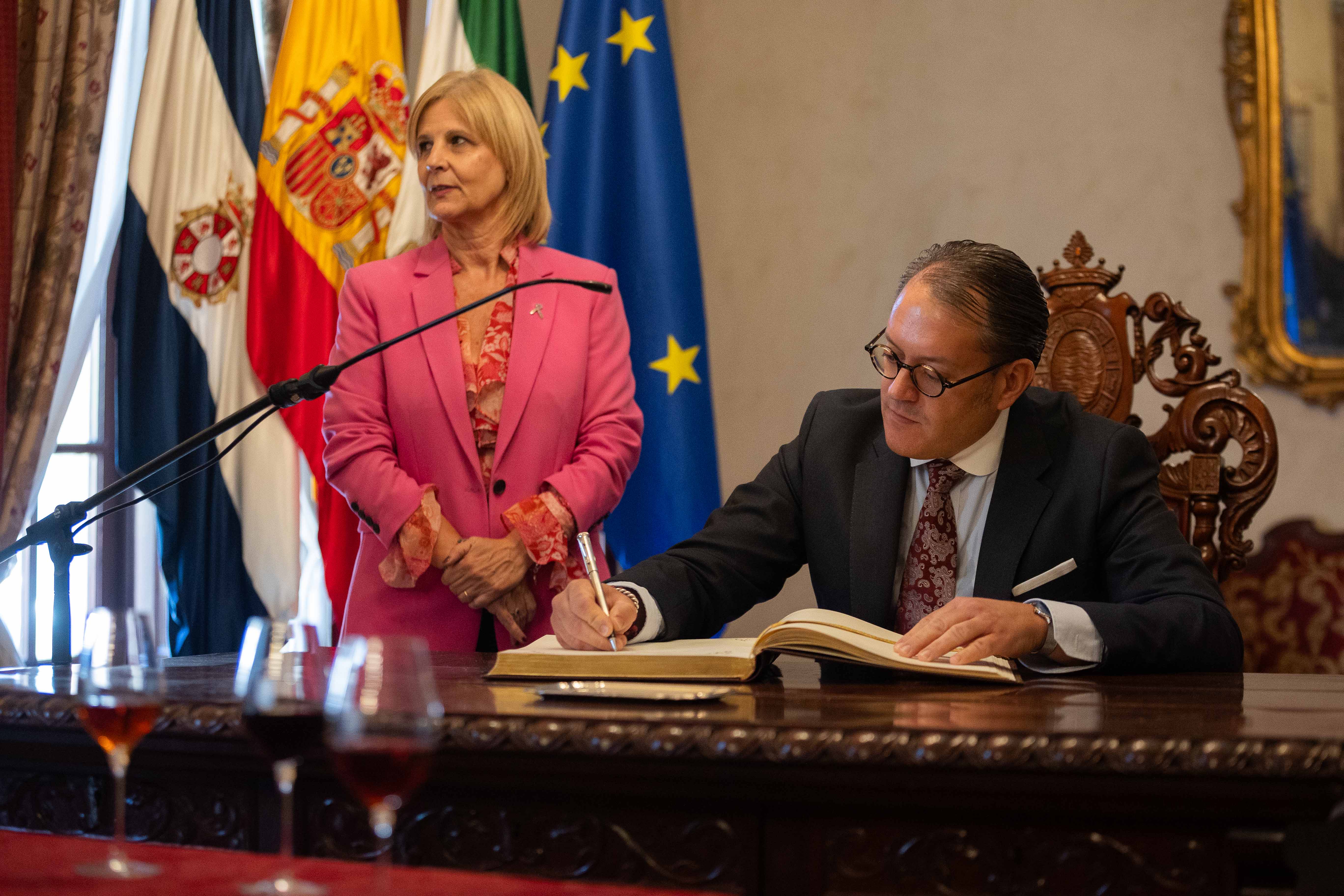 Melchor firmando en el libro de honor.      