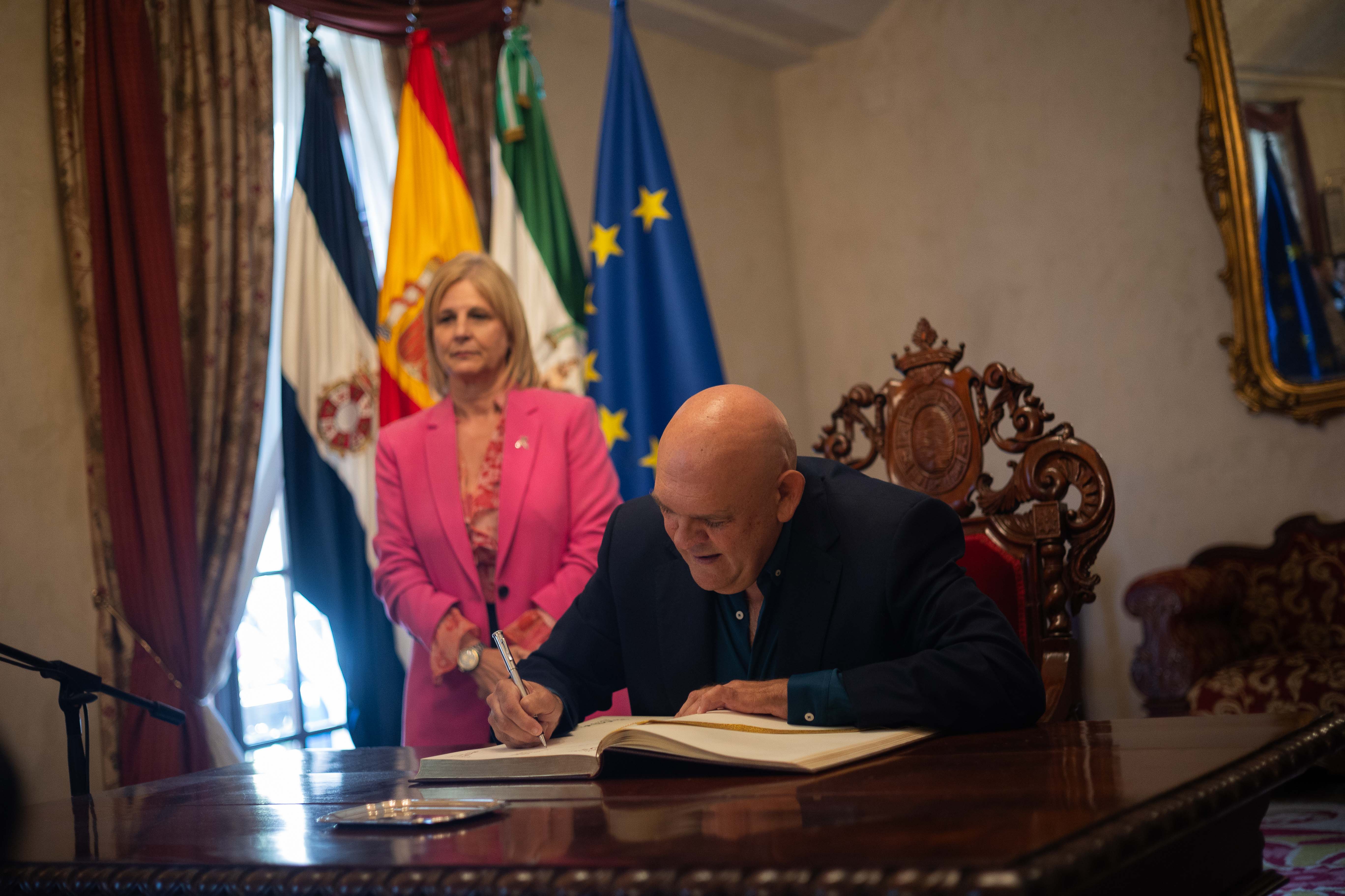 Baltasar totalmente centrado en su dedicatoria y firma. 