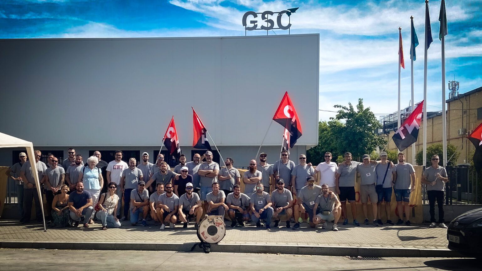 Los trabajadores de Sevilla Control tras el triunfo sindical.