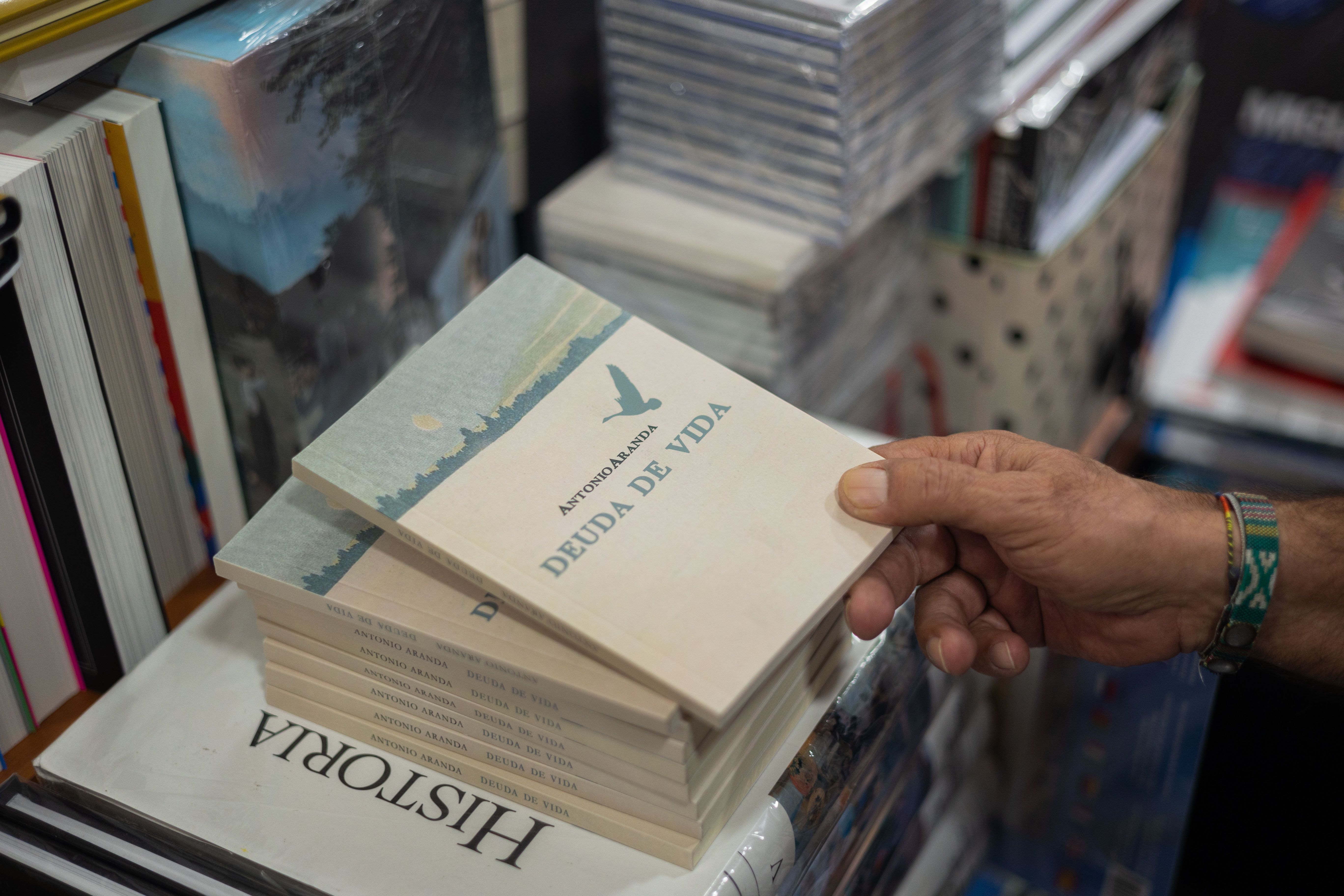Ejemplares de Deuda de vida, de Antonio Aranda. MANU GARCÍA