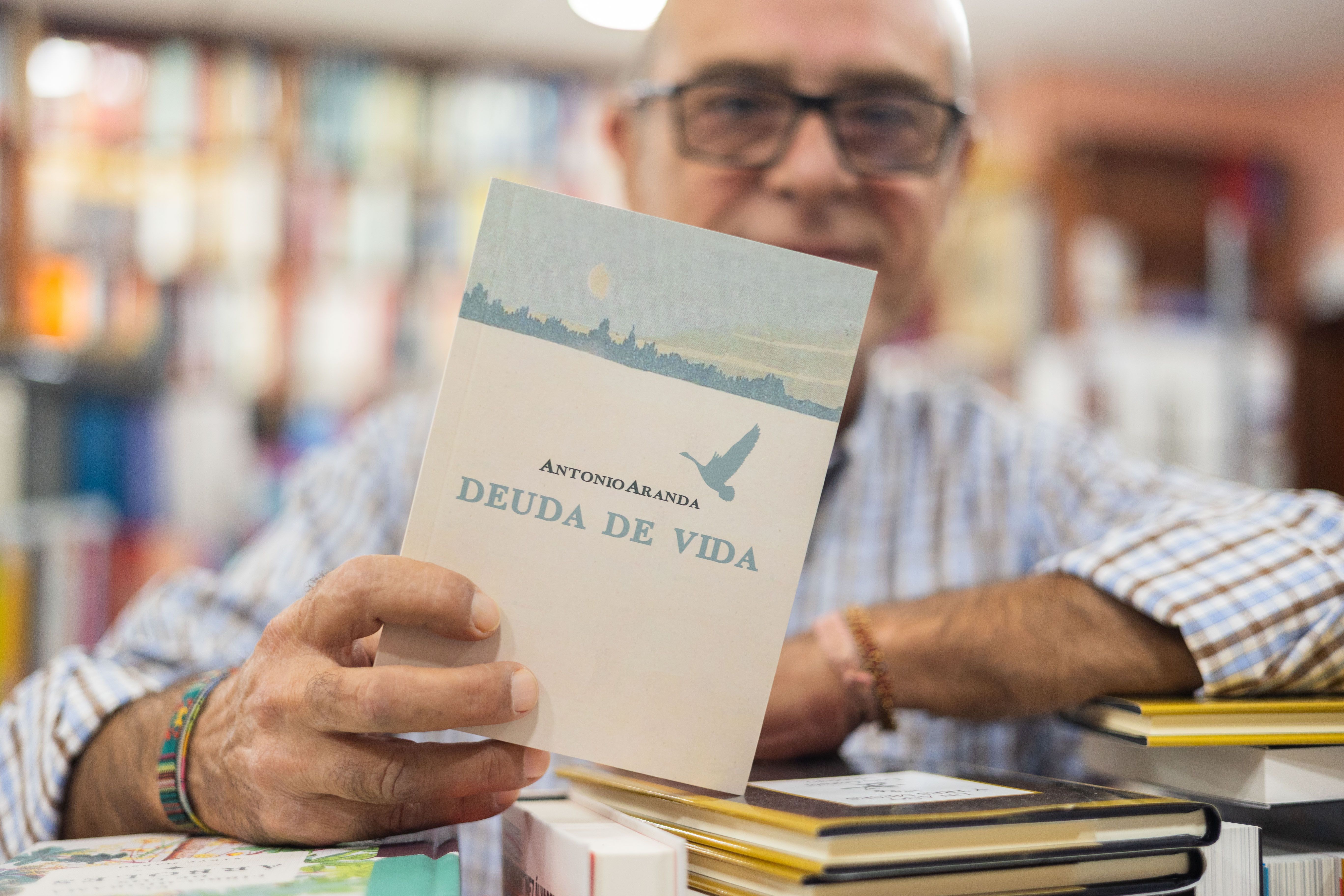 El poeta portuense Antonio Aranda, con un ejemplar de su primer poemario: 'Deuda de vida'. 