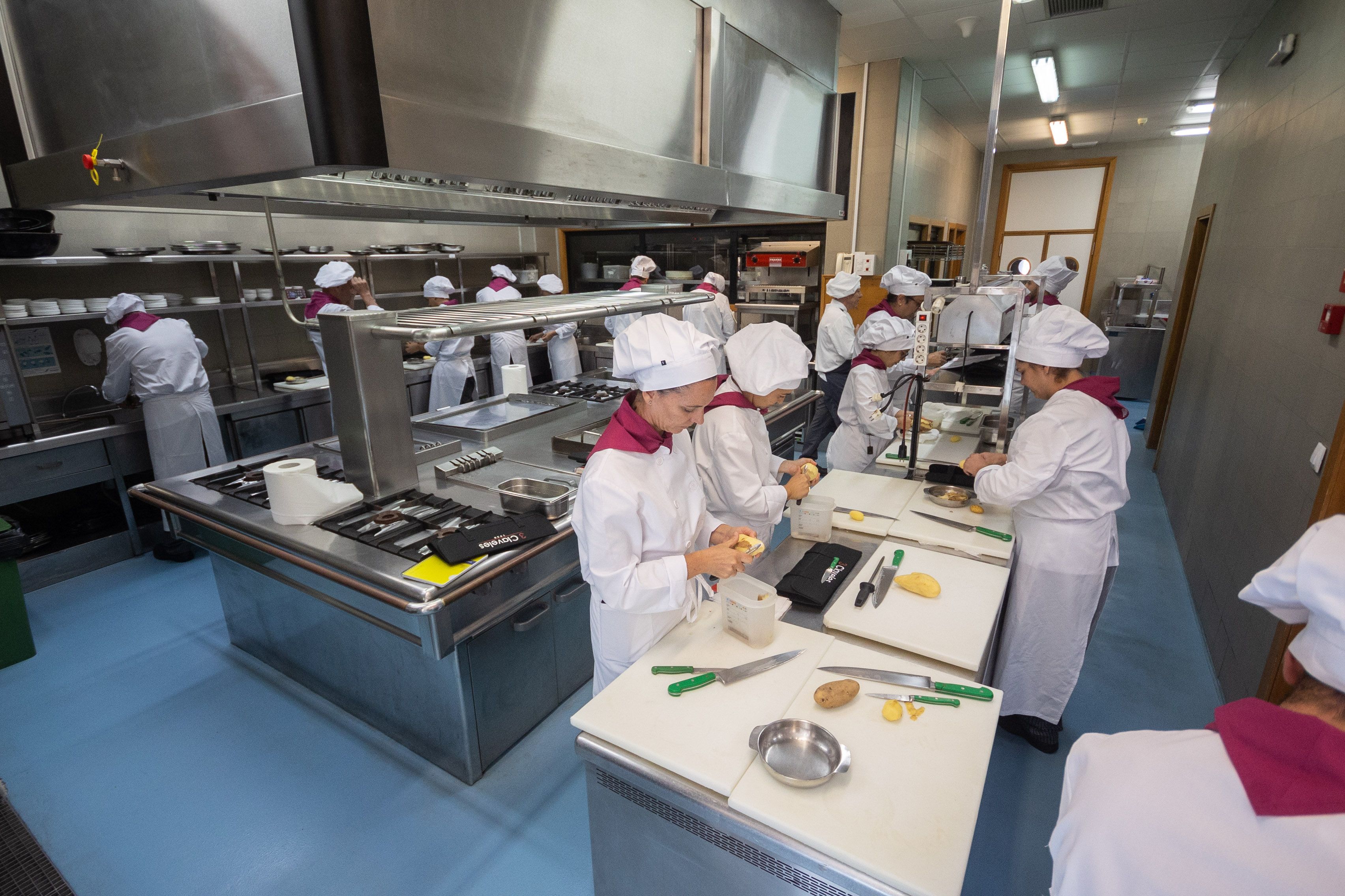 Aprendices de hosteleros, en una imagen reciente. El sector turístico sigue teniendo un papel clave en la economía de Andalucía.