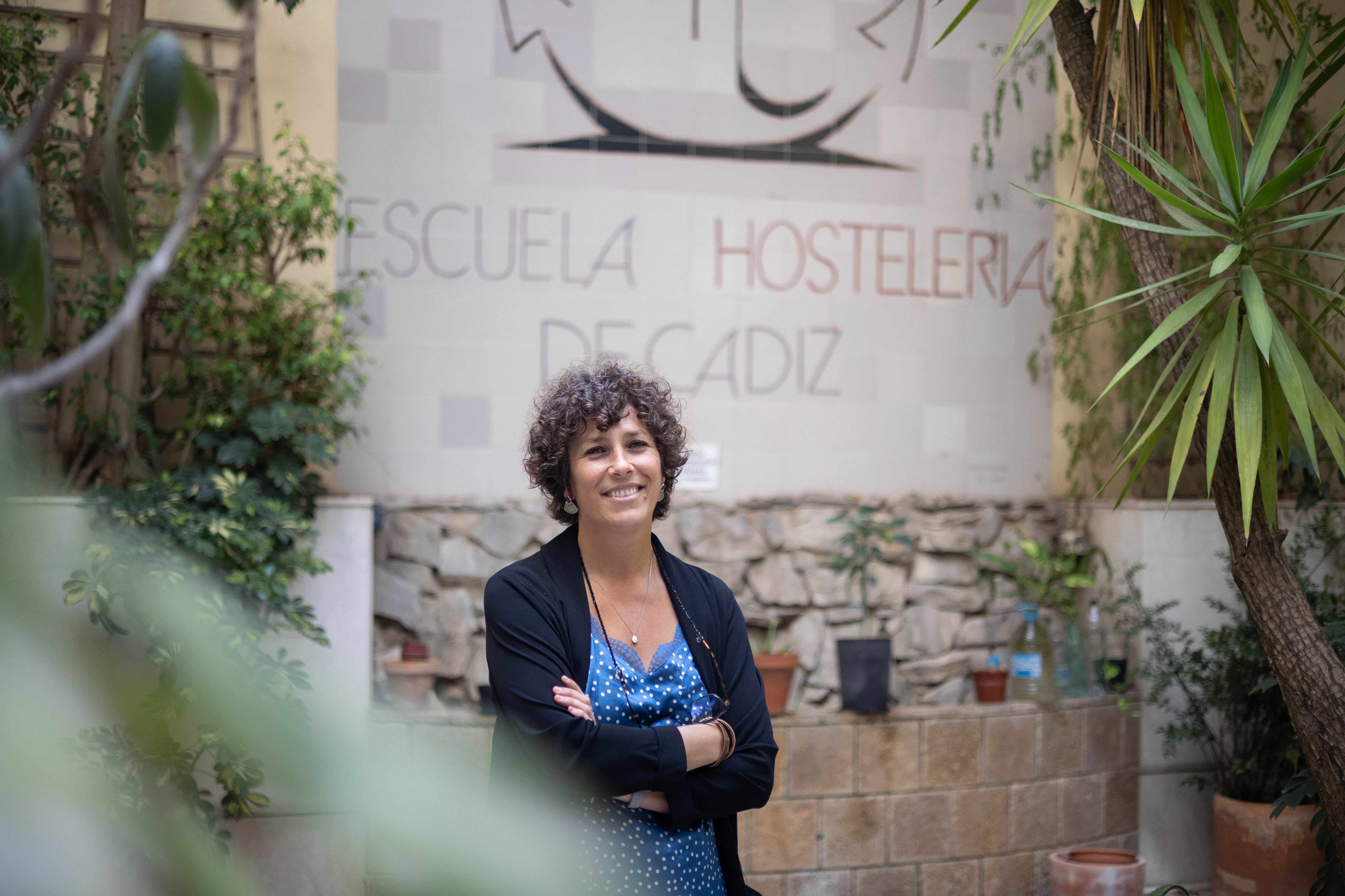 Cristina Sánchez de la Campa, jefa de estudios y docente fundadora hace 26 años, en el patio del centro.   MANU GARCÍA