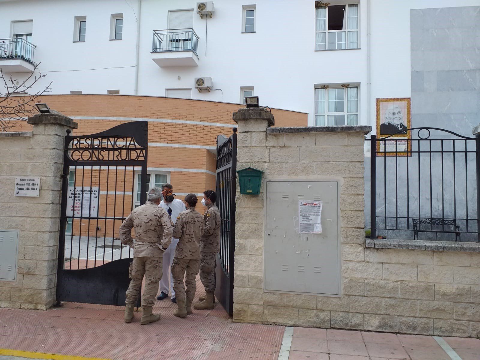 Efectivos de la UME, a su llegada en marzo pasado a la residencia de Alcalá Del Valle. FOTO: GOBIERNO