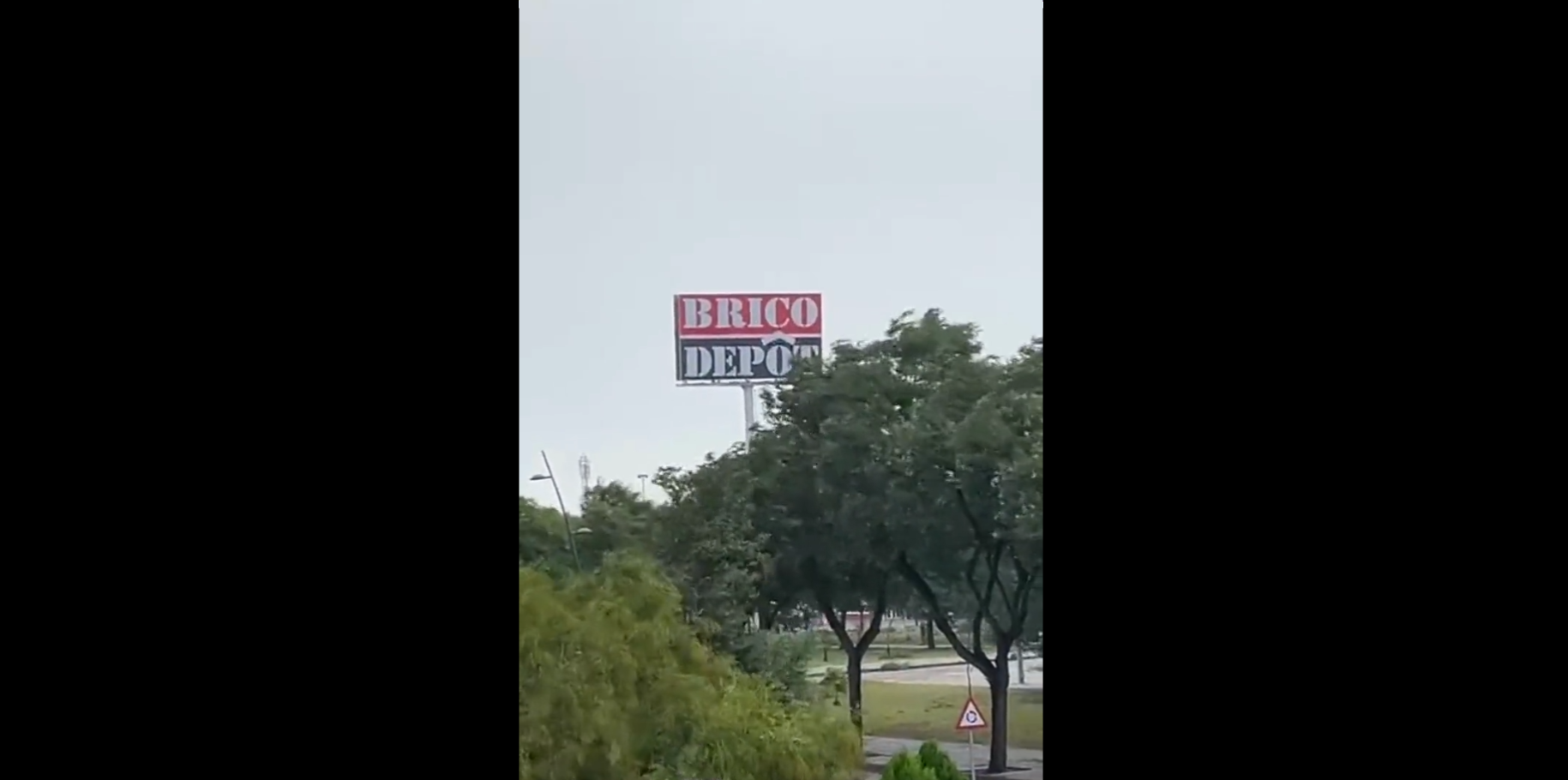 El cartel de BricoDepot que ha caído en Jerez.