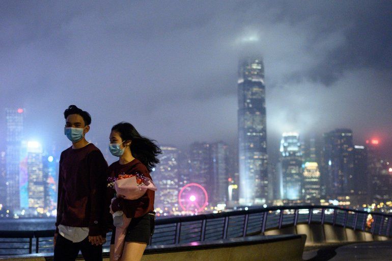 Una pareja en Hong-Kong, el pasado 14 de febrero. FOTO: PHILIP FONG / AFP
