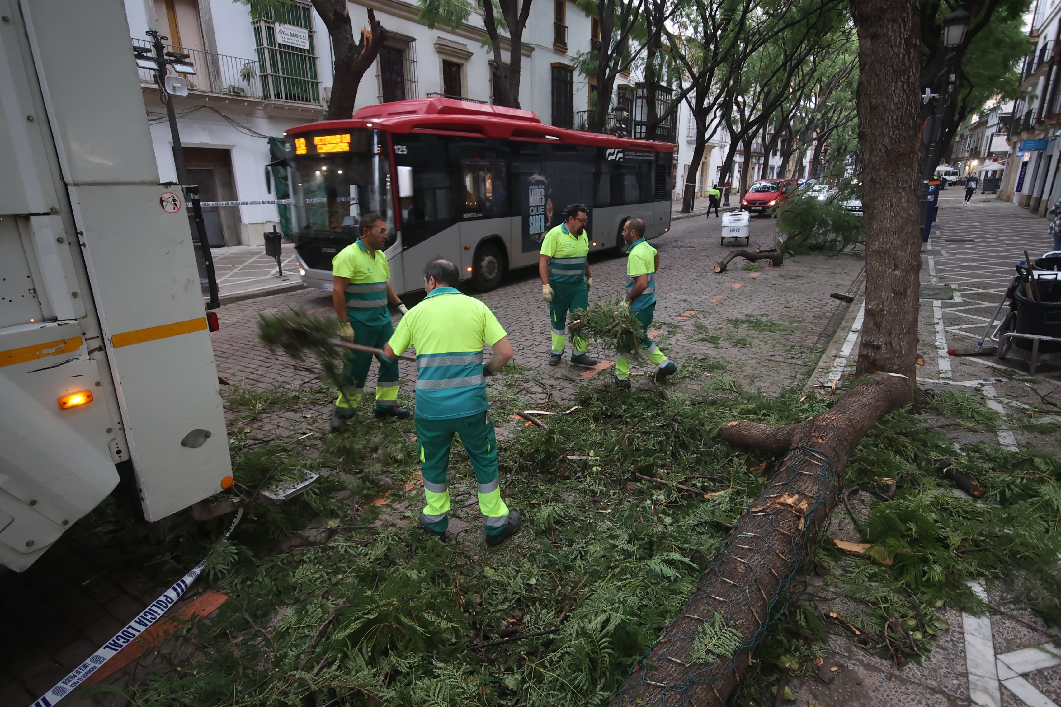 Operarios trabajan en calle Porvera a primera hora de este lunes, tras la reapertura del tráfico.