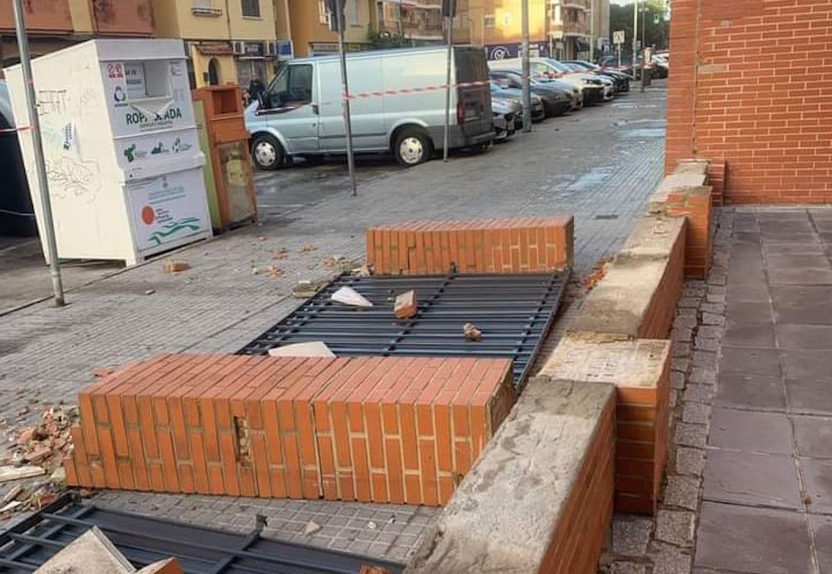 Muro desplomado en la avenida de La Libertad.