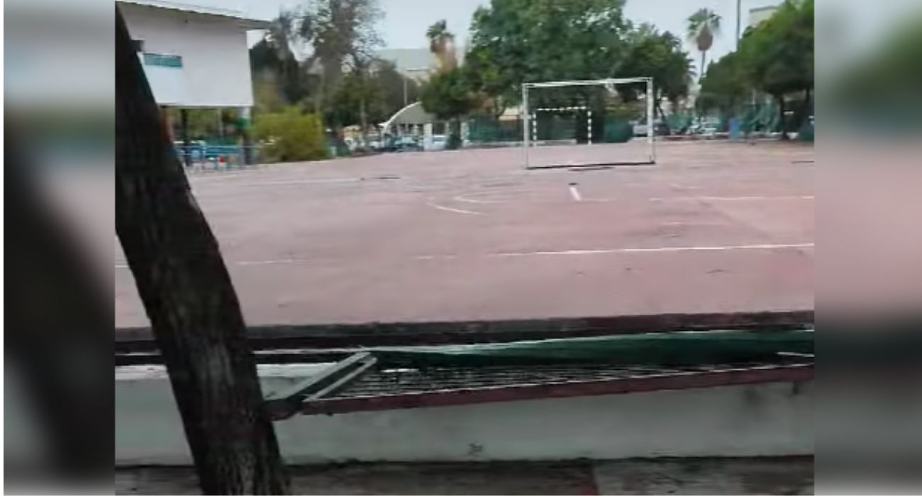 La valla del CEIP La Alcazaba, destrozada por el viento.