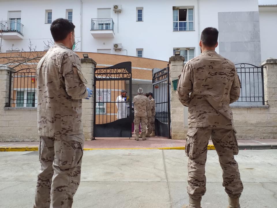 Miembros de la Armada, a las puertas del geriátrico de Alcalá del Valle.