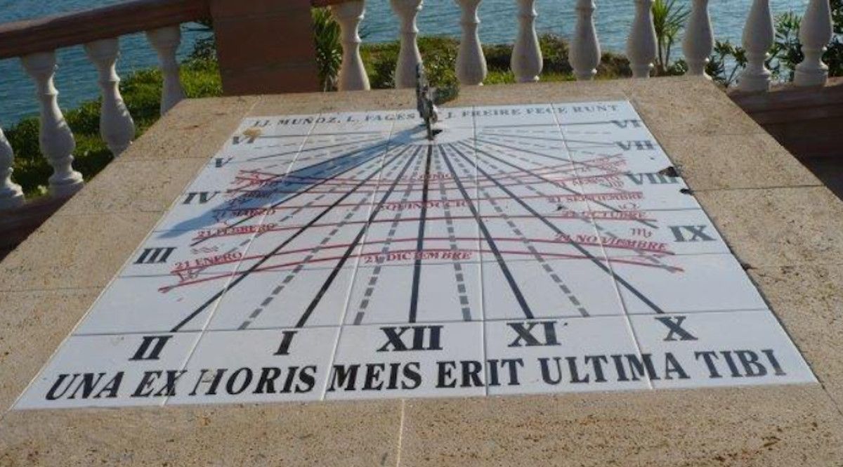 Reloj solar en Rota en una imagen de Vecina del Picasso.
