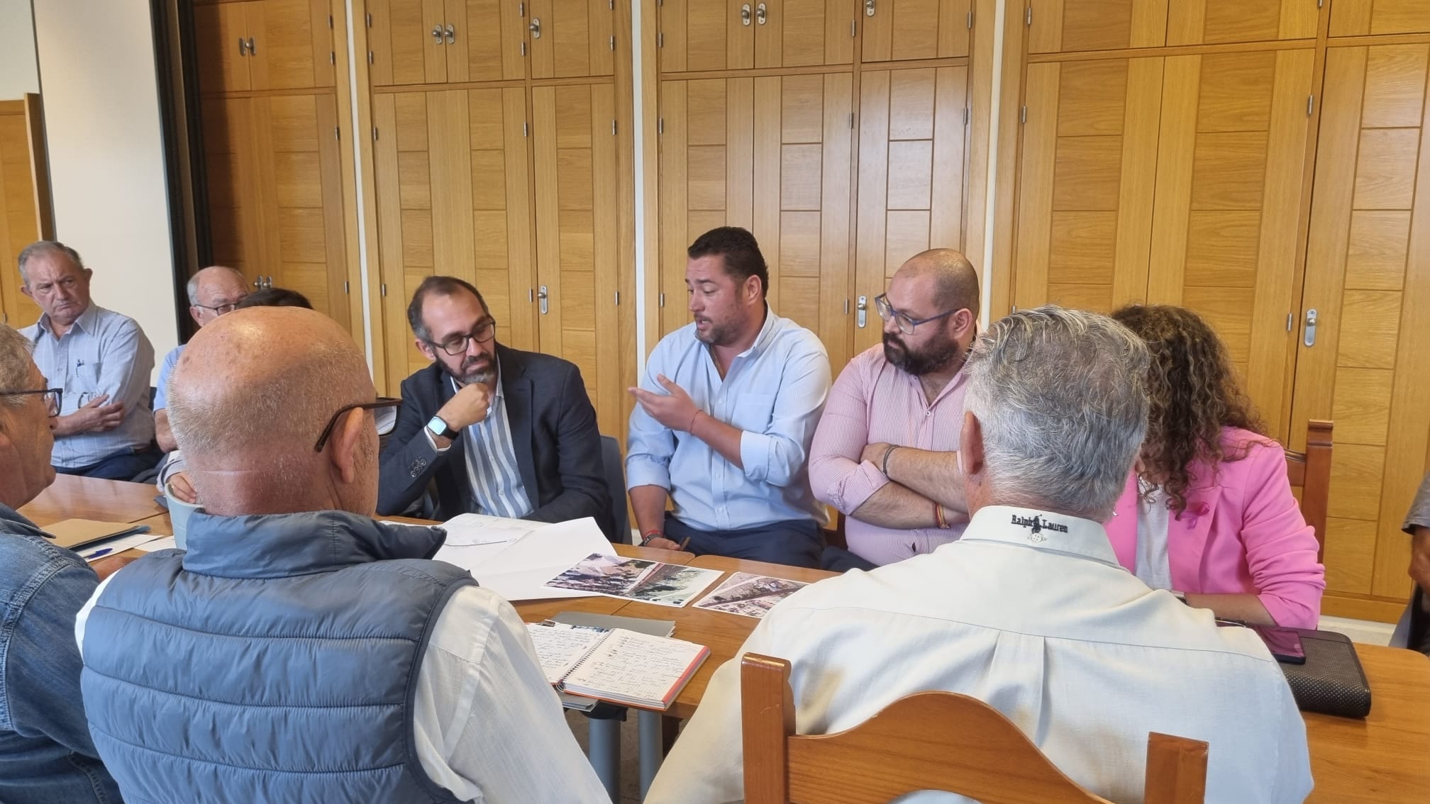 Javier bello durante la reunión con vecinos, alcalde y delegado municipal de Jerez. 