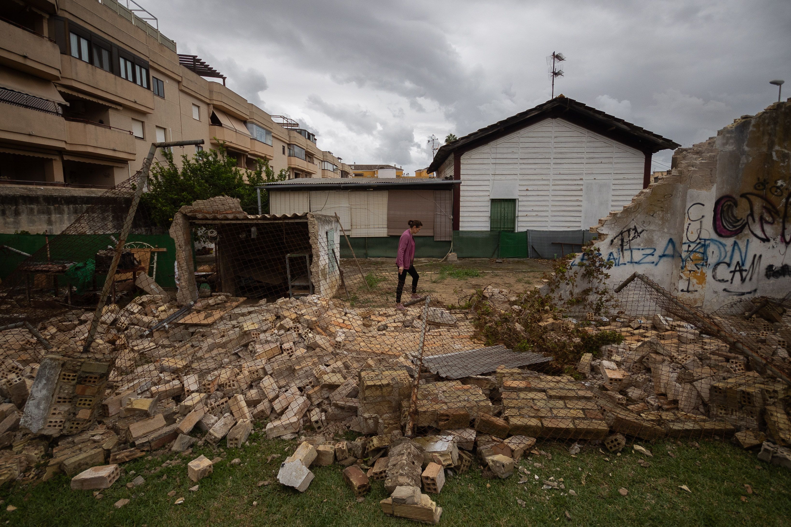 Muro derruido en una de las viviendas del Barrio Obrero, junto a Santiago, en Jerez, este lunes tras el paso de 'Bernard'.