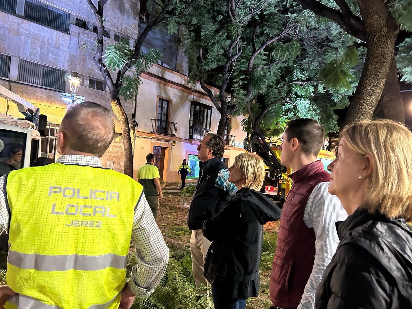 María José García-Pelayo junto a miembros de su gobierno y del dispositivo por el temporal, en la tarde-noche del pasado domingo en Jerez.