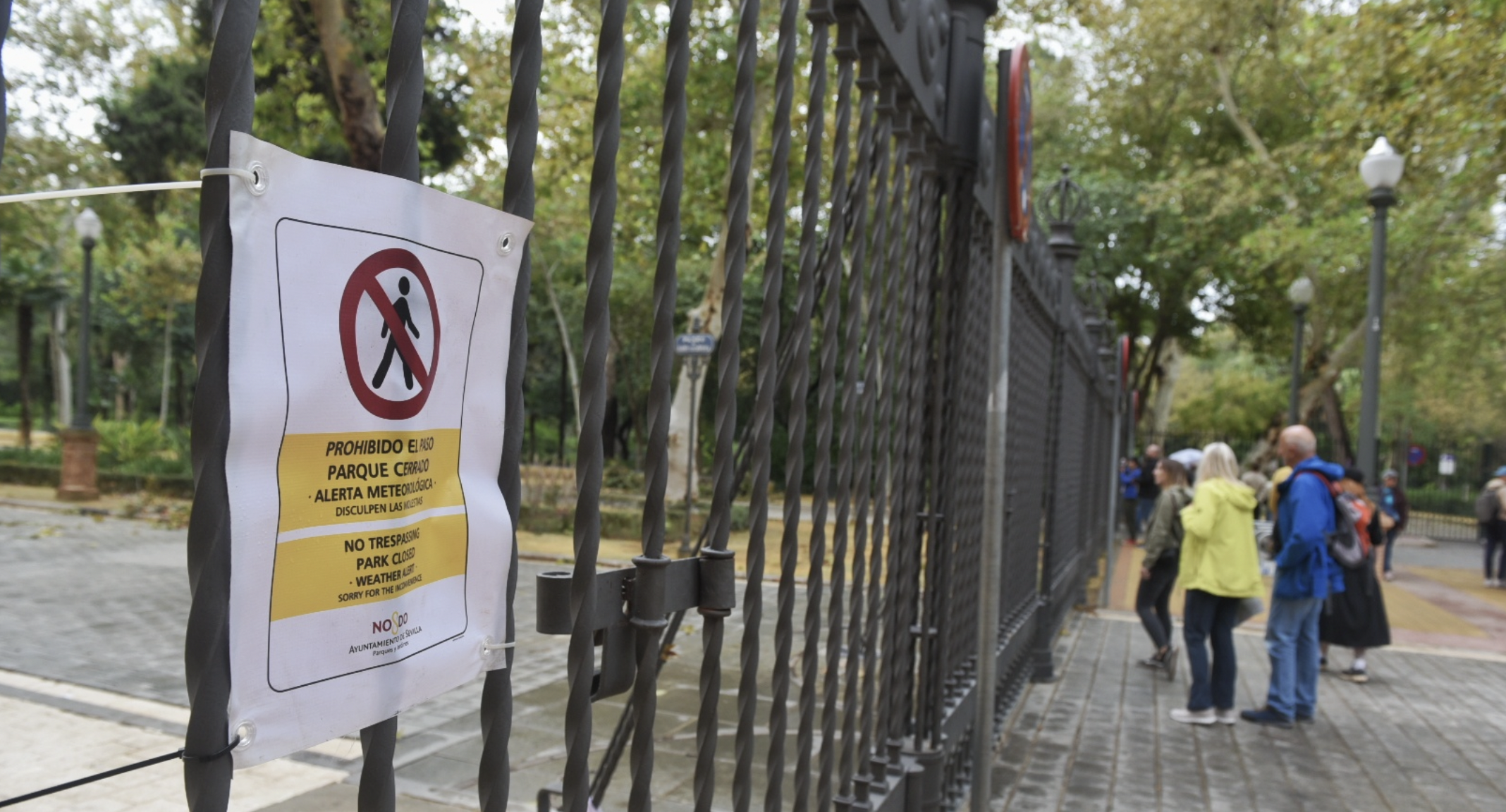 85 contratos 'exprés' en Sevilla para limpiar la ciudad del vendaval. En la imagen, aviso de cierre del Parque de María Luisa. 