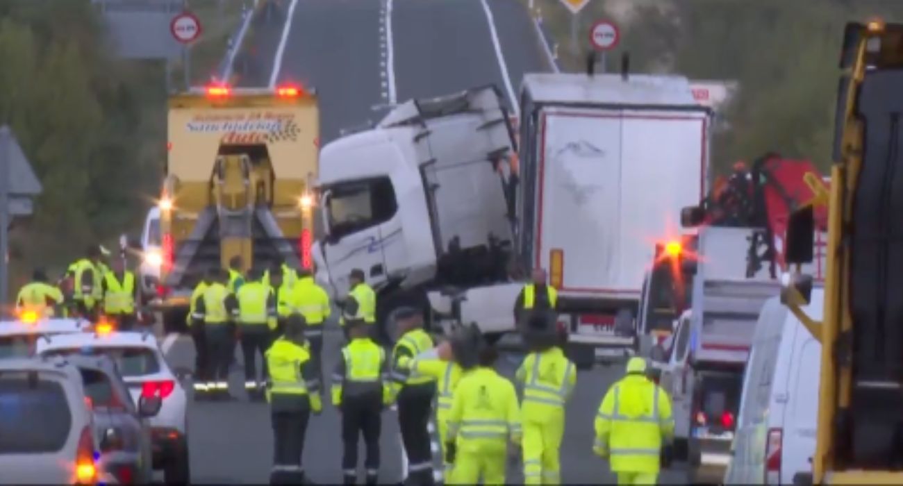 El camión contra el que ha chocado una mujer que ha perdido la vida junto a sus tres hijos.