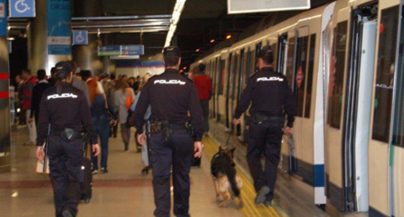 Agentes de la Policía Nacional, en el Metro de Madrid.