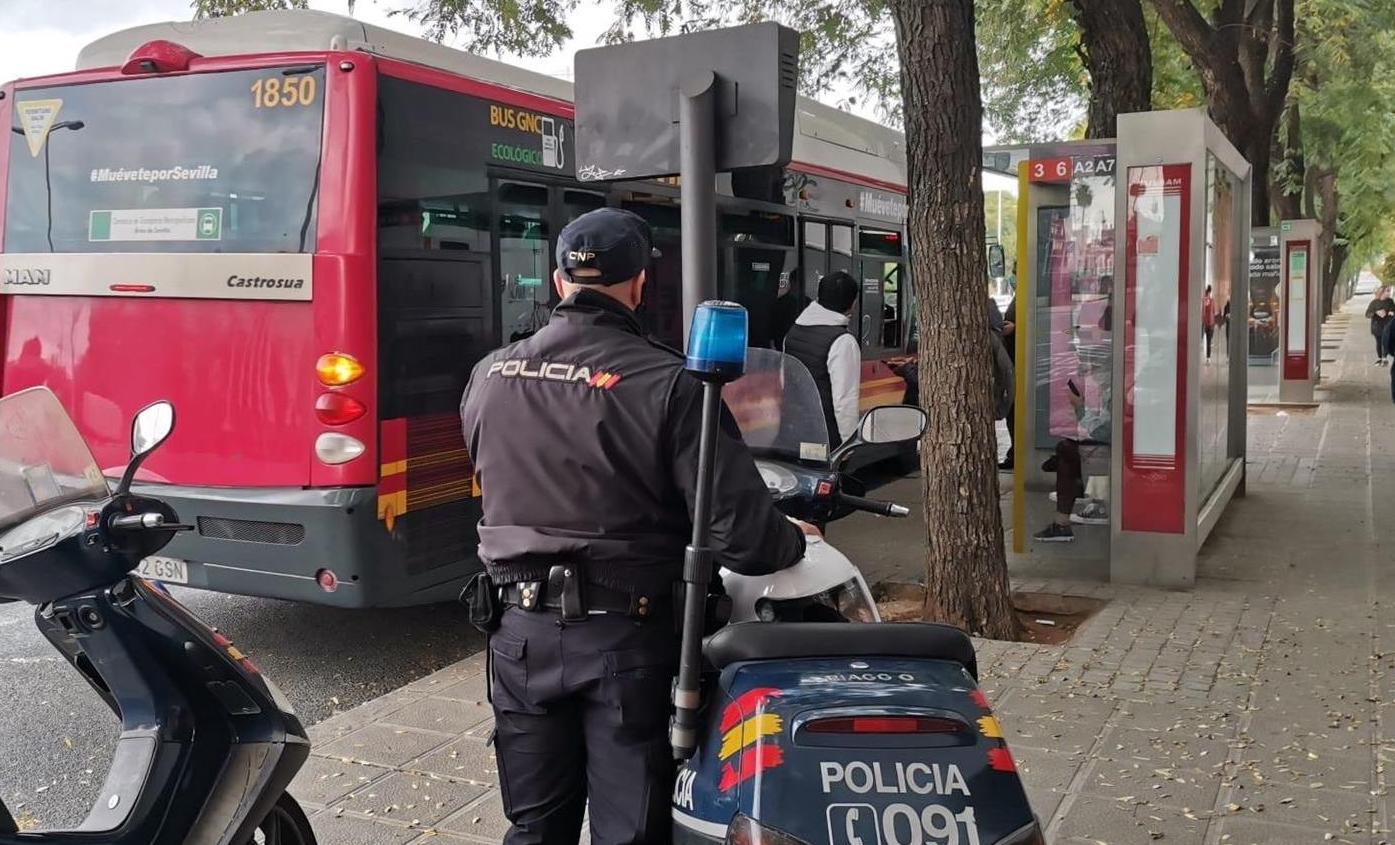 Un Policía Nacional en Sevilla, donde han sido arrestados los menores tras la agresión.